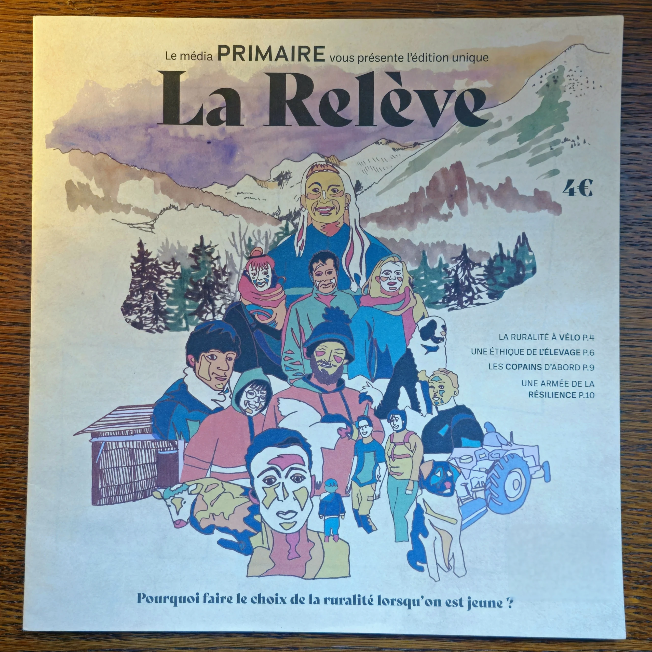 Gros plan sur l'illustration centrale de la couverture de l'Édition Unique : La Relève de Primaire Média. Détail montrant les visages souriants de jeunes, un tracteur rouge, des vaches et des chiens dans un paysage de campagne ensoleillé.