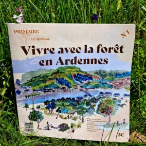 Couverture du journal Primaire Média - Journal N°1 : Vivre avec la forêt en Ardennes. Illustration détaillée à l'aquarelle représentant la vallée de la Meuse avec ses boucles, villages et collines densément boisées. Scènes d'activités forestières et d'observation de la nature au premier plan.